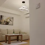 S Lux Center *